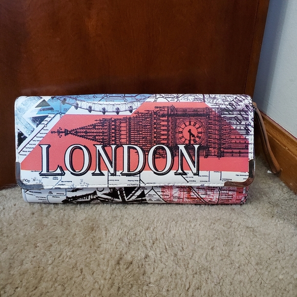 Aldo Handbags - Aldo London wristlet